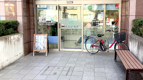 あおば薬局　梶ヶ谷店の入口