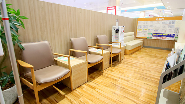 イオン薬局新潟南店（イオンスタイル新潟亀田インター）の待合スペース