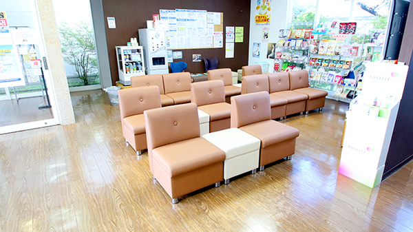ファーマライズ薬局　三条店の待合スペース