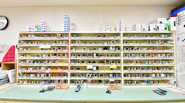 トリム薬局 新発田西店の薬棚