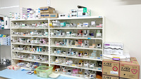 小木調剤薬局の薬棚