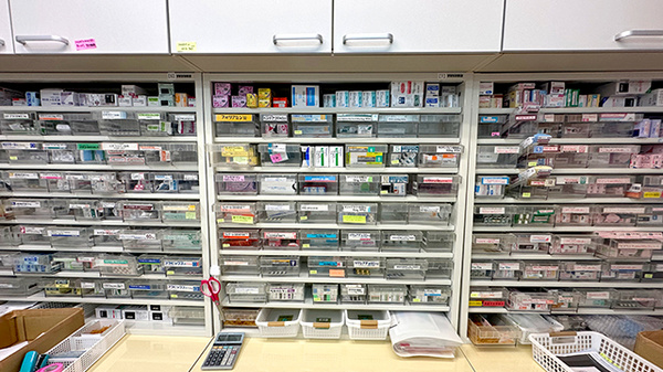 チューリップ富山南薬局の薬棚