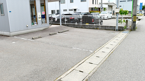 スギひかり薬局四屋店の駐車場