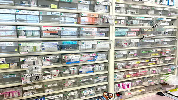 チューリップ泉ヶ丘薬局の薬棚