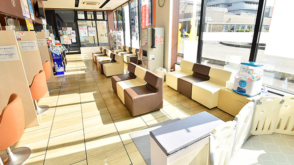ファーマライズ薬局 氷見店の待合スペース