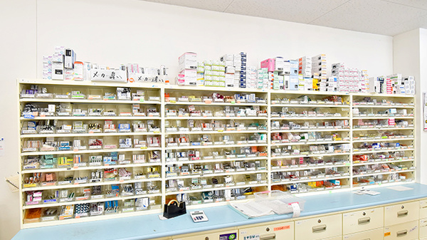 ファーマライズ薬局 氷見店の薬棚