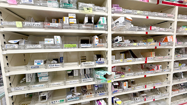 チューリップ米沢薬局の薬棚