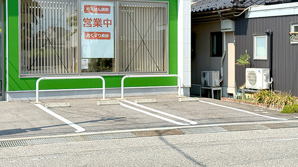 チューリップ米沢薬局の駐車場