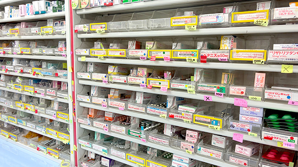 チューリップ中新湊薬局の薬棚
