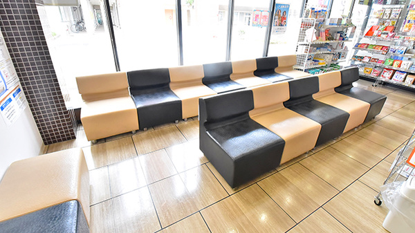 ファーマライズ薬局　南砺店の待合スペース