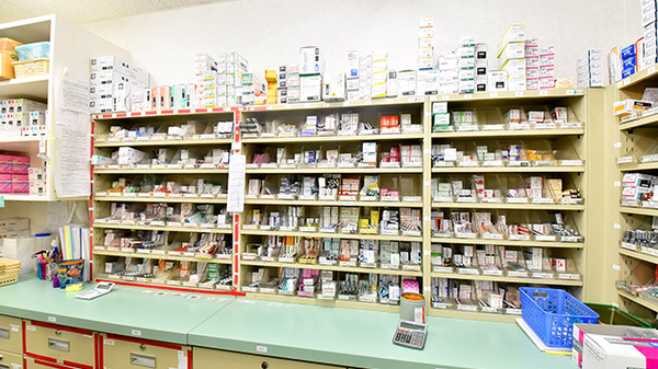 ファーマライズ薬局　南砺店の薬棚