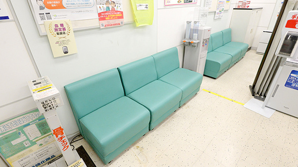 イオン薬局野々市南店の待合スペース