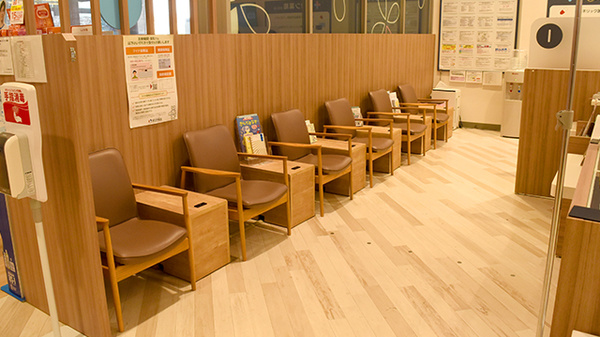 イオン薬局かほく店の待合スペース