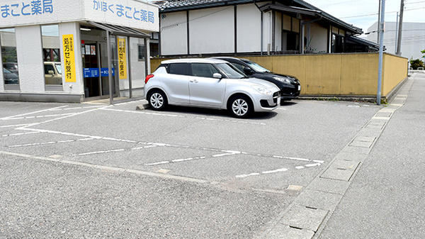 かほくまこと薬局の駐車場