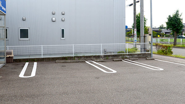 クオール薬局かほく店の駐車場