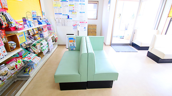 かみもりた調剤薬局の待合スペース