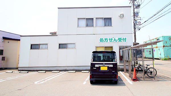 かみもりた調剤薬局の駐車場