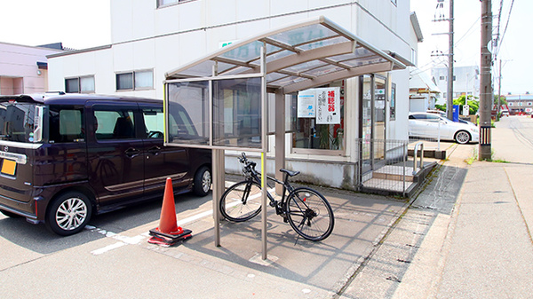 かみもりた調剤薬局の駐輪場