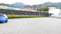 初狩富士薬局の駐車場