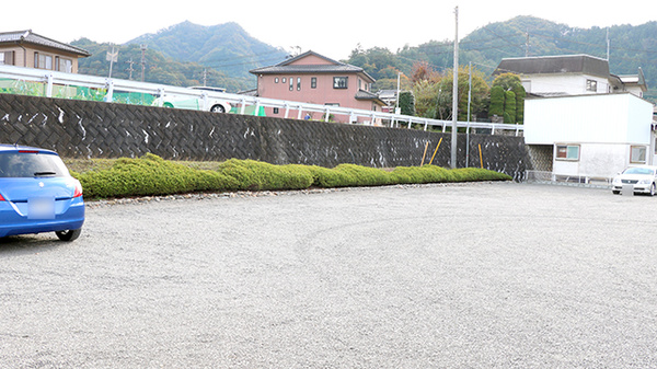 初狩富士薬局の駐車場