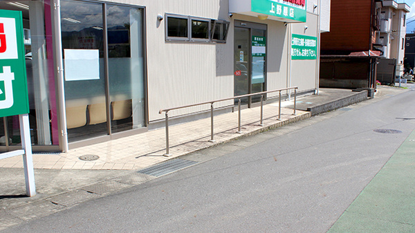 サンロード調剤薬局上野原店の入口