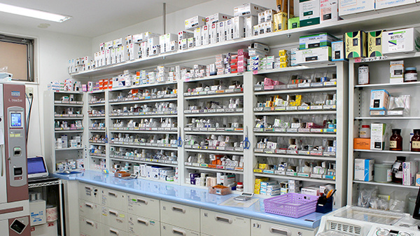サンロード調剤薬局上野原店の薬棚