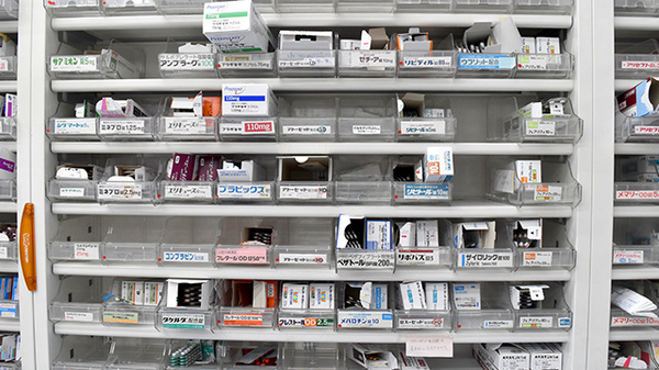 山梨調剤センター薬局の薬棚