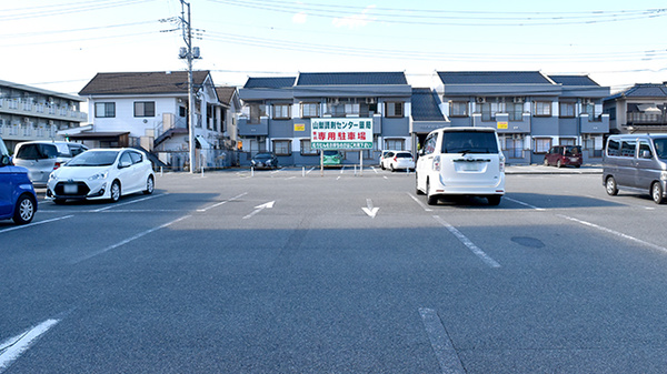 山梨調剤センター薬局の駐車場
