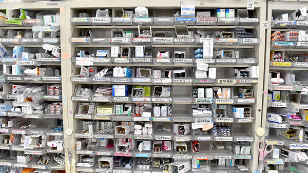 サンロード小町屋薬局の薬棚