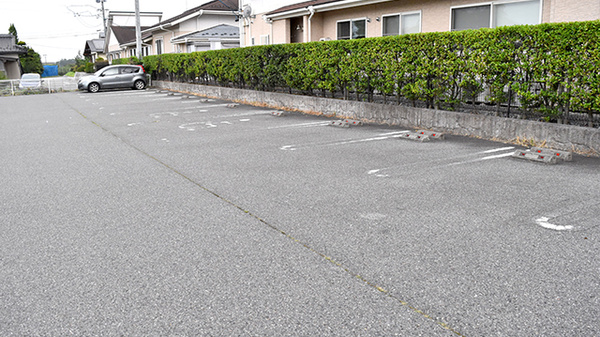 サンロード小町屋薬局の駐車場