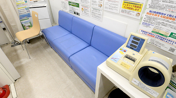 イオン薬局中野店の待合スペース