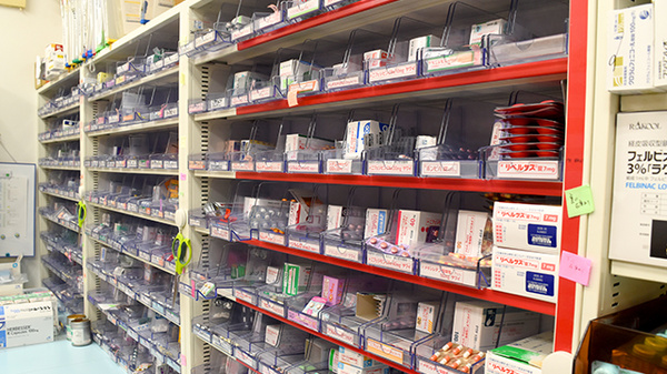 ファミリー薬局ゆきみ店の薬棚