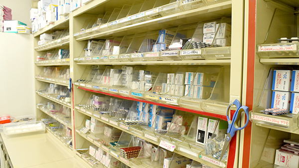 調剤薬局Ｇ・Ｐファルマ武芸川店の薬棚