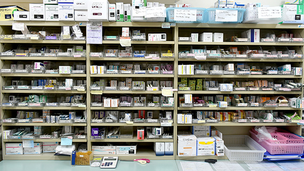 こころ調剤薬局とやまの薬棚