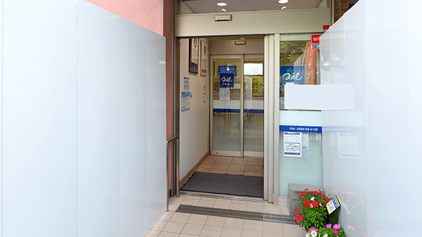クオール薬局ようなん店の入口