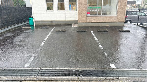 なかいずみ薬局の駐車場