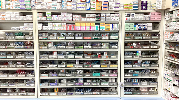 とつか薬局の薬棚