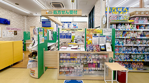 スギヤマ薬局　池下店の入口