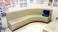 調剤薬局ａｍａｎｏ錦３２４ビル店の待合スペース