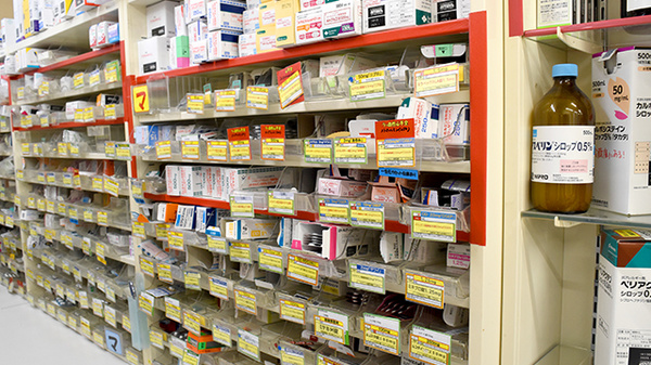 スギヤマ薬局塩付通店の薬棚