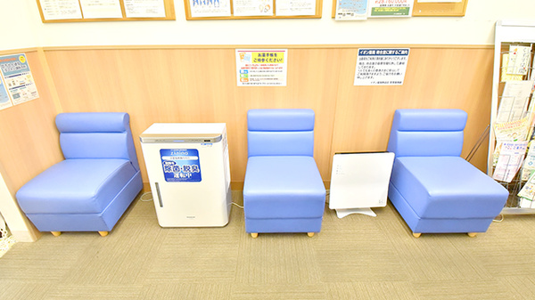 イオン薬局熱田店の待合スペース