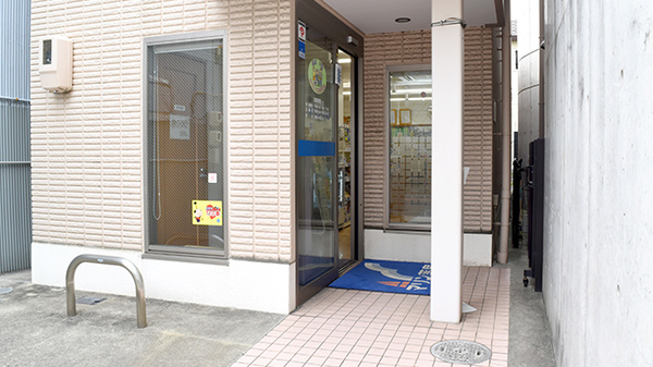 マリン薬局大磯通店の入口