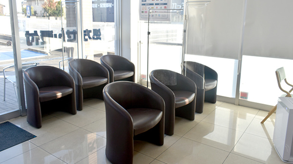 クリエイト薬局豊橋小松町店の待合スペース