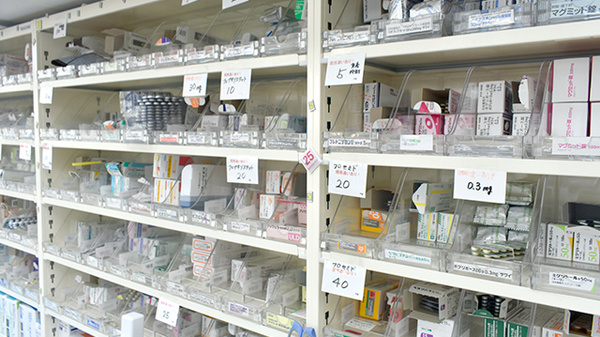 クリエイト薬局豊橋小松町店の薬棚