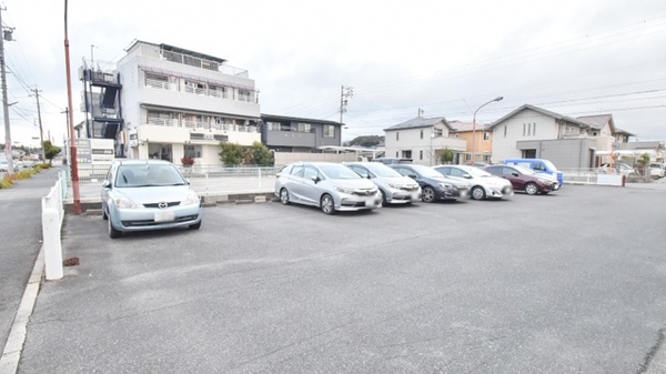 コスモス調剤薬局 高蔵寺店の駐車場