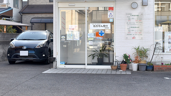 六神堂薬局の入口