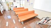 コスモス調剤薬局 出川店の待合スペース