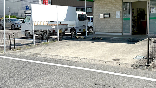みさと薬局の駐車場