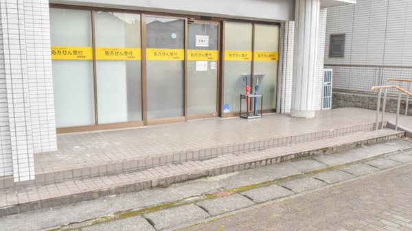 コスモス調剤薬局 小牧駅北店の入口
