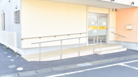 コスモス調剤薬局 小針店の入口